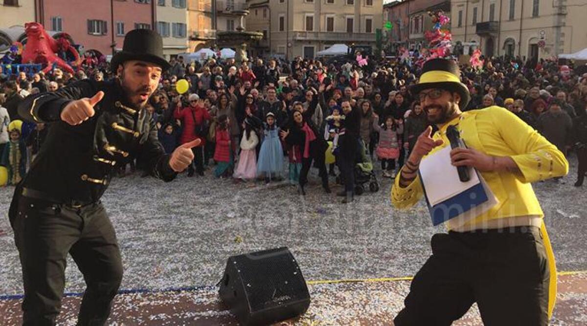 VIDEO: sindaco vestito da soldato romano sul carro &quot;Asterix e Obelix&quot;. Tanta gente al Carnevale di Novafeltria - 