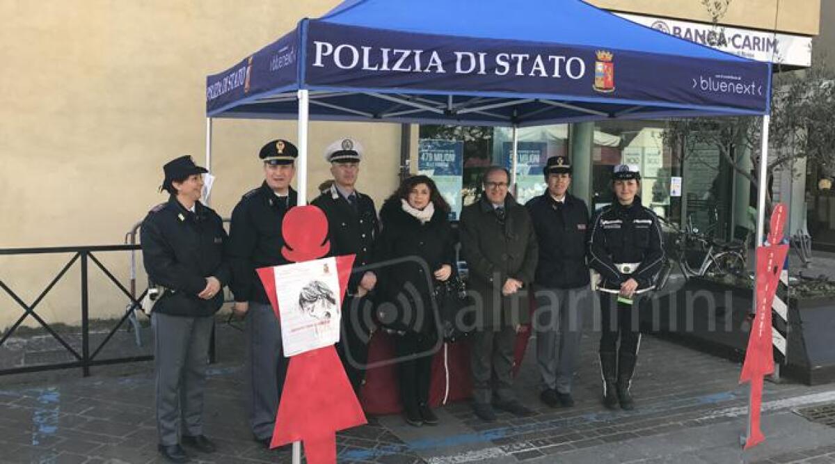 Riccione, Polizia in piazza contro il femminicidio. Il progetto ha portato a 6 denunce per maltrattamenti - 