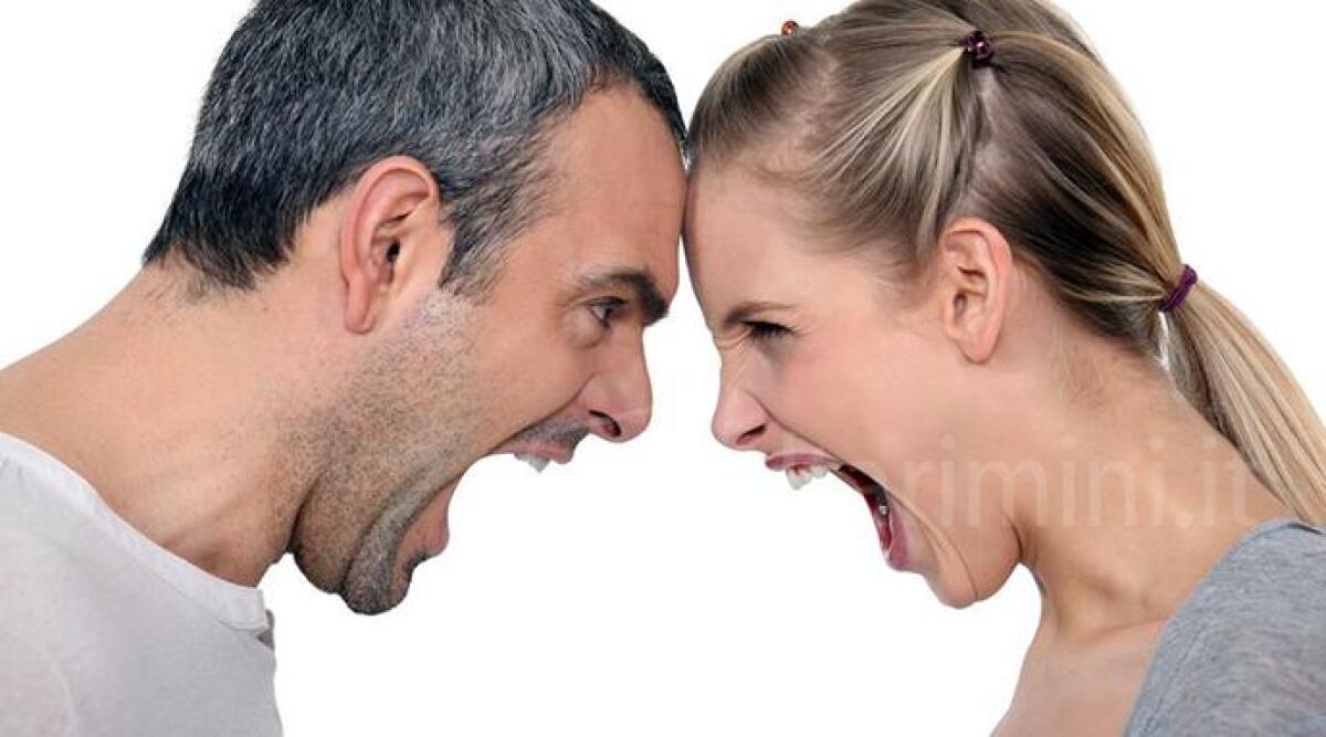 Moglie riempie di botte il marito senza lavoro. Lui la lascia e la denuncia, ma il giudice gli toglie la casa - 