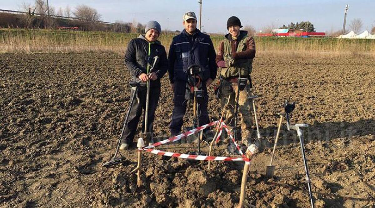 FOTO: in cerca di preziosi col metal detector trovano una bomba della Seconda Guerra - 