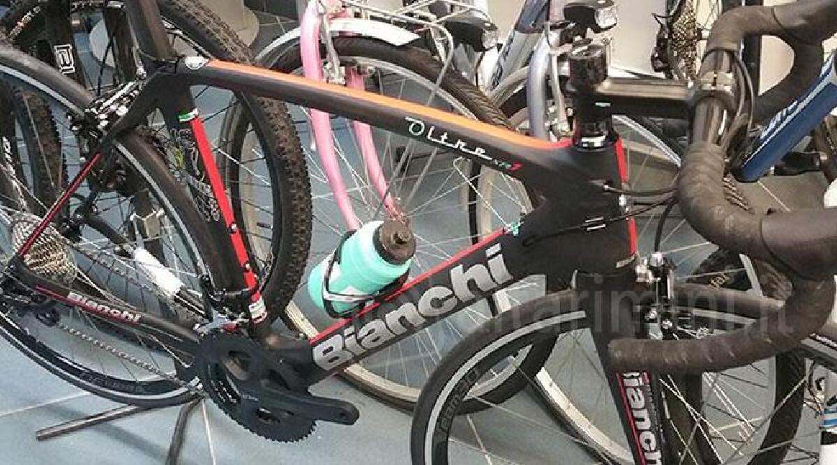Furto nel negozio 'Idea Ruote': si calano dal lucernario per rubare tre biciclette da corsa costose -