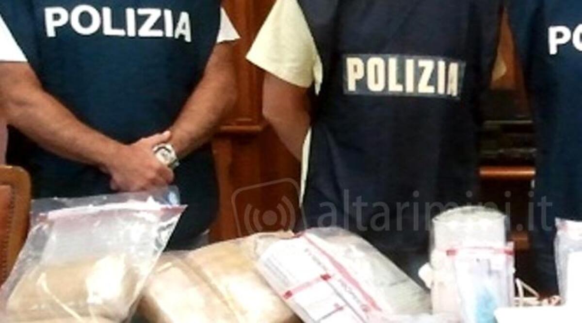 Fiumi di cocaina su Rimini, lo spaccio in una carrozzeria: nei guai due coppie di coniugi, soldi nascosti nello zaino del figlio - 
