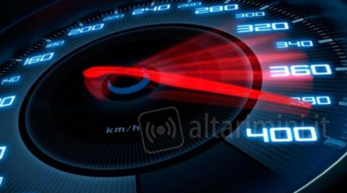 Ai 250 km/h in autostrada, posta foto su Facebook: 23enne scoperto dalla Polstrada di Rimini - 