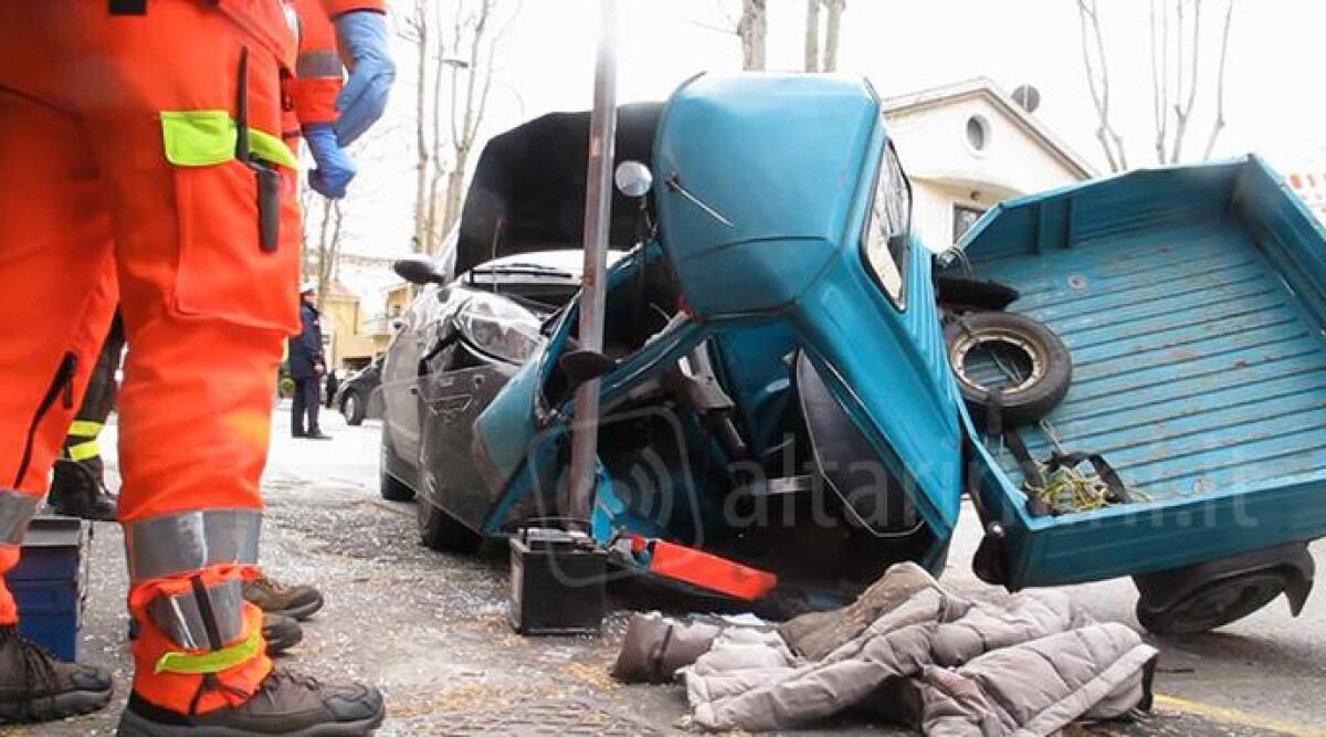 Sbanda con l'Ape Car e si schianta contro un'auto in sosta a San Giovanni in Marignano, grave 74enne - 