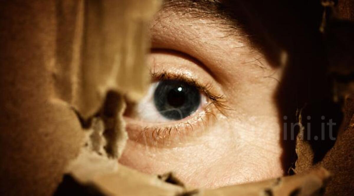 Coppia riminese si sente osservata in casa, c&rsquo;&egrave; il vicino che li spia dal buco nel muro. Nei guai un 55enne - 