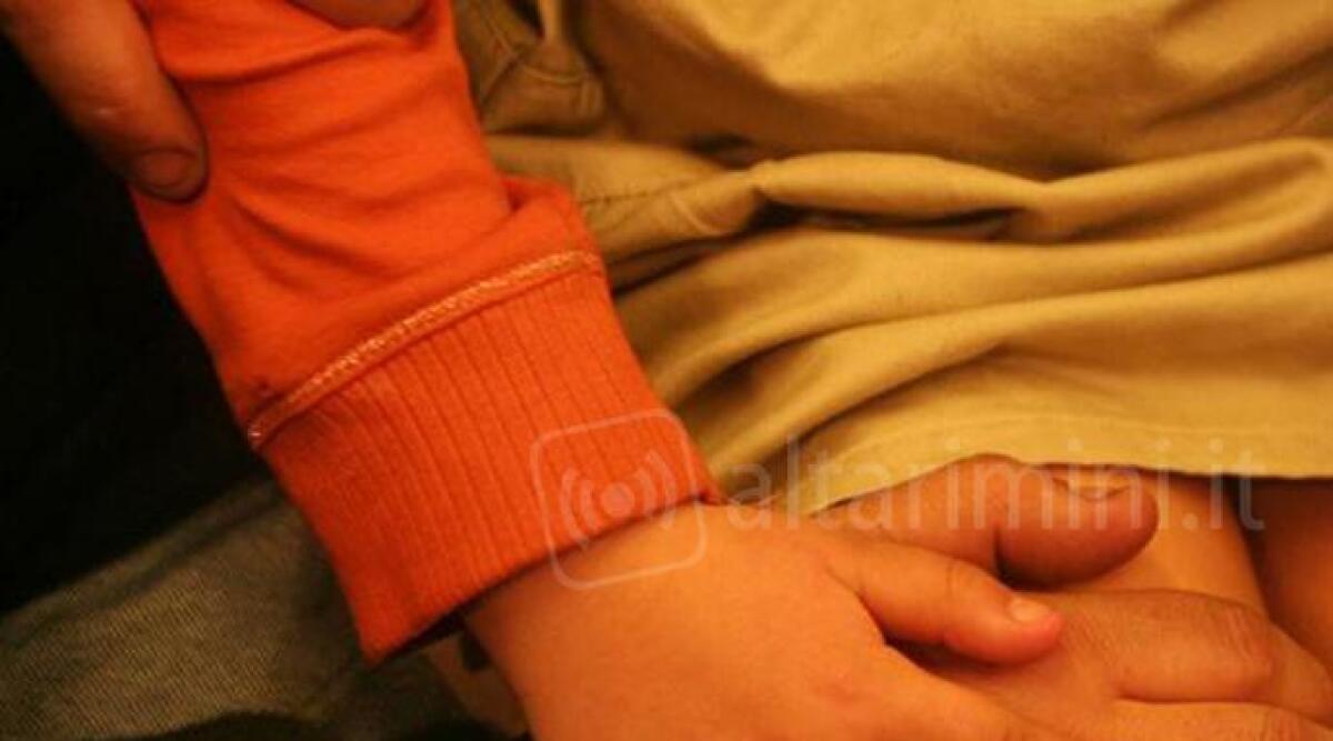 Rimini, palpeggiata davanti a casa, fotografa il maniaco, denunciato 23enne - 