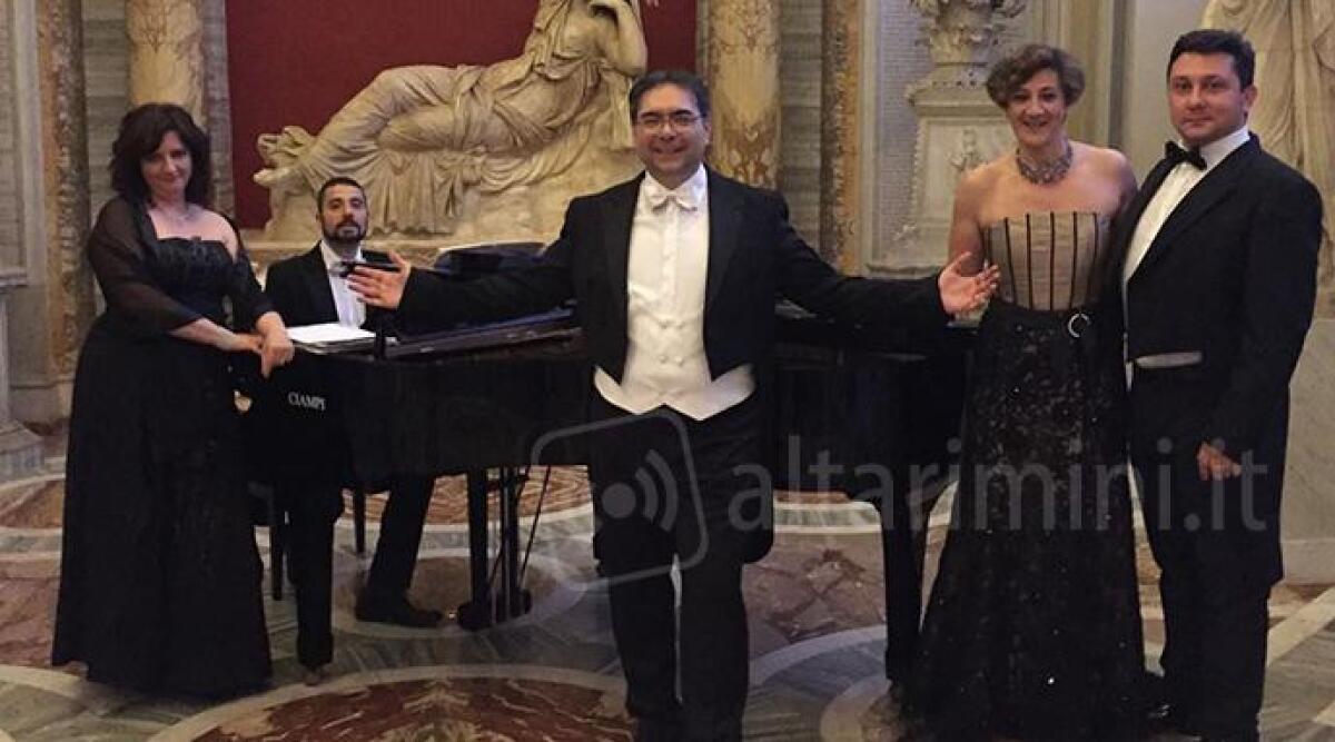 Grazie a tutti ad un anno dalla scomparsa della madre. Concerto 'abbraccio' dei talenti pianisti Roverelli e Reali -