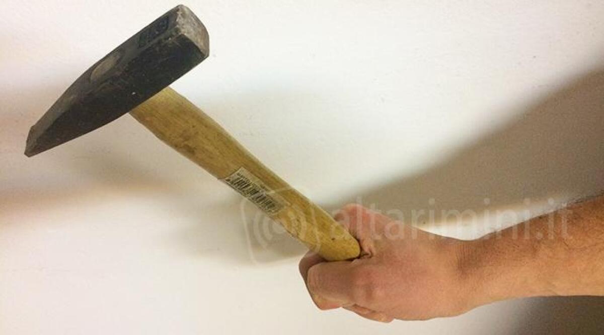 Albanese impazzito minaccia moglie e figli con un grosso martello, paura in via Curiel a Rimini - 