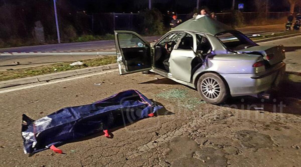 VIDEO, incidente mortale a Miramare: auto contro palo, perde la vita un 38enne. Forse a causa dell'alta velocit&agrave; - 