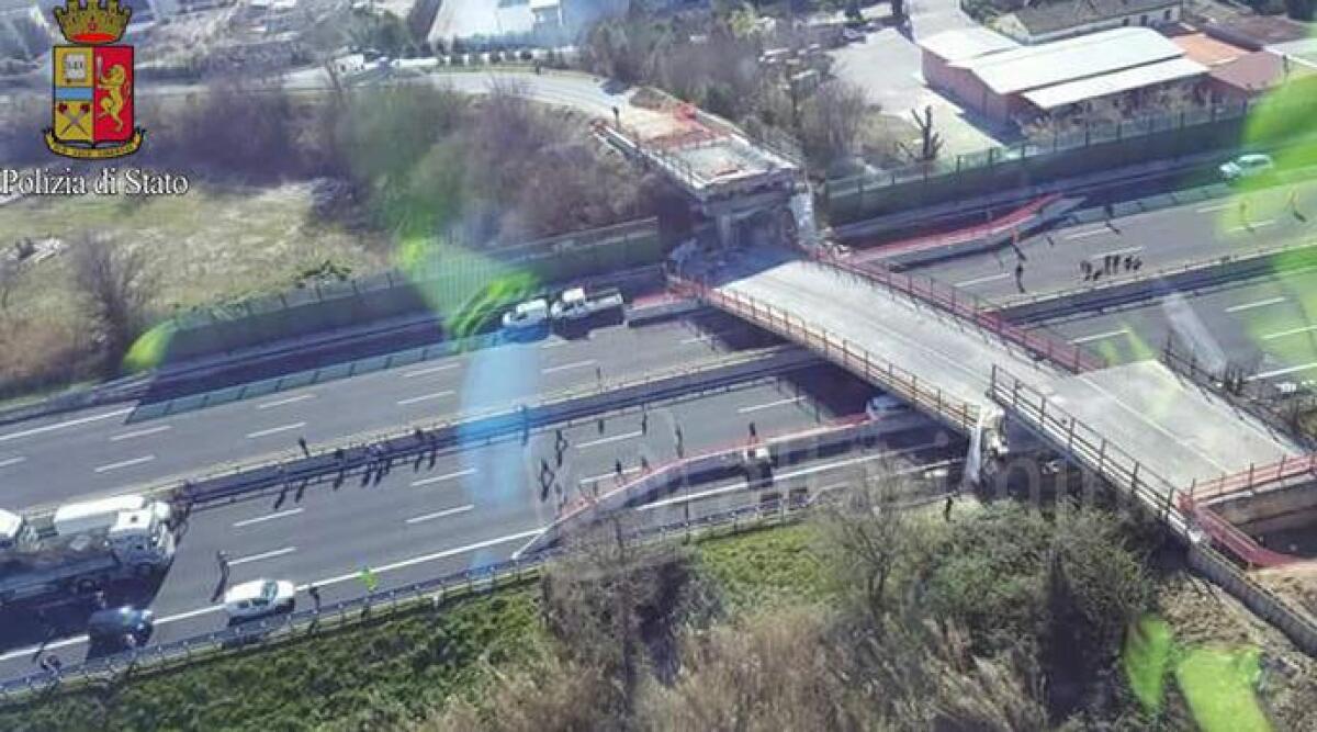 Crolla ponte sull'a14, due morti e due feriti. Molte auto coinvolte, chiusa l'autostrada -