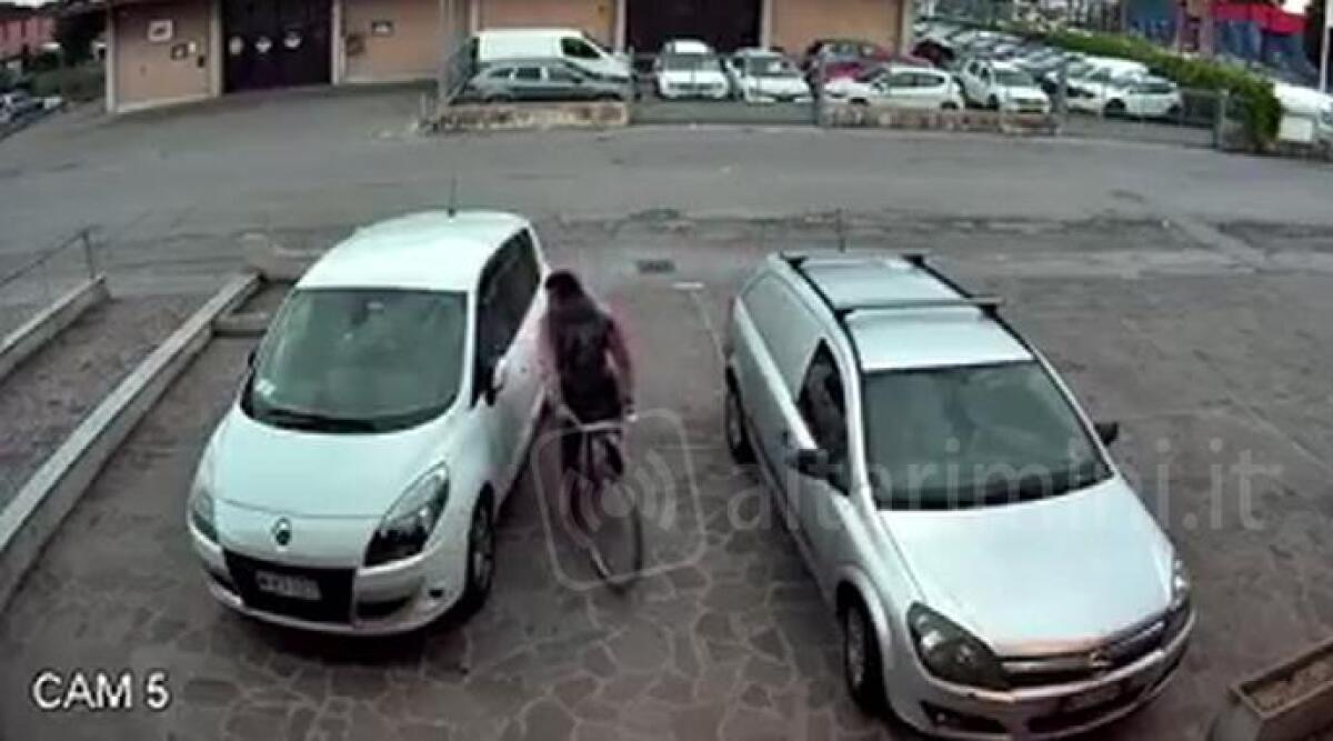 VIDEO: la telecamera immortala il furto in un'auto, ladro ripreso in via Spagna a Rimini - 