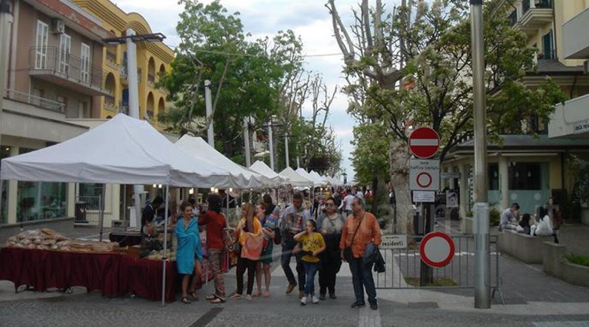 Pasqua a Misano, al via il mercatino lungo via della Repubblica: artigianato e prodotti tipici -