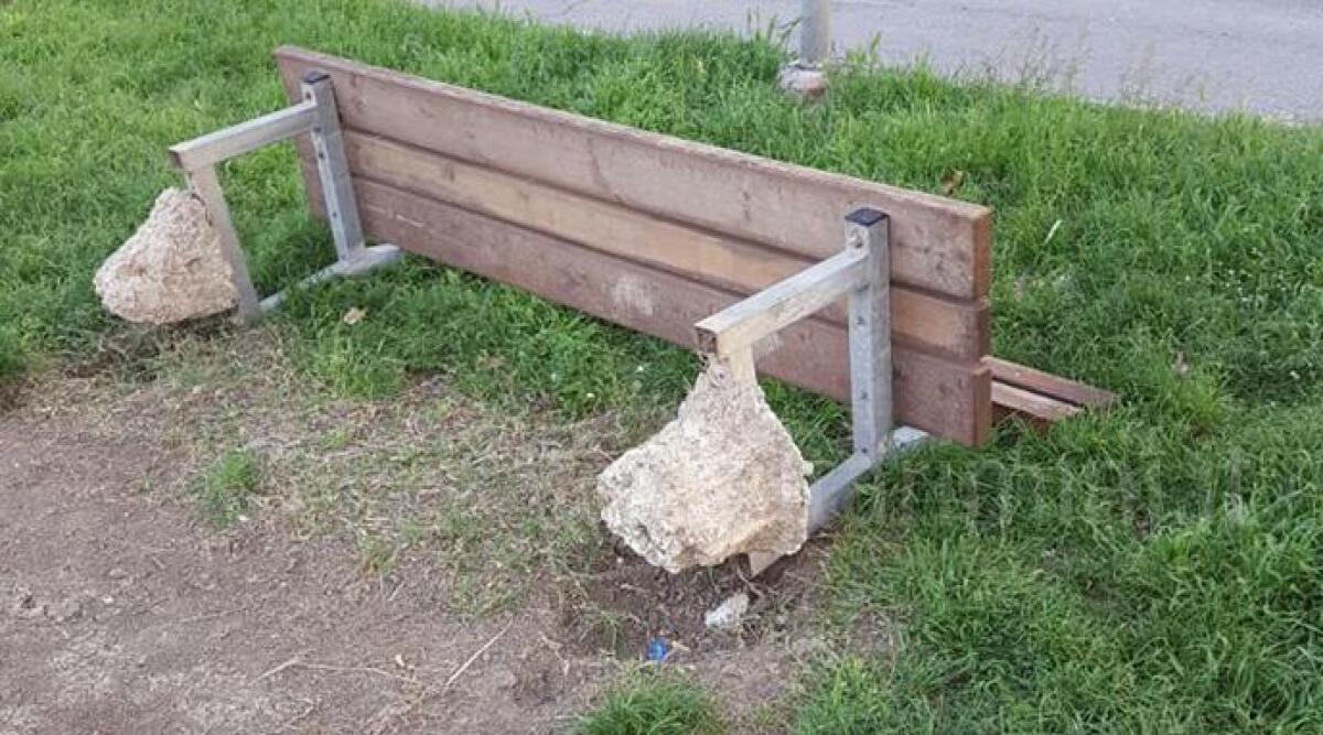 Vandali in azione a Rimini, panchina sradicata in piazza Einaudi zona Lagomaggio - 