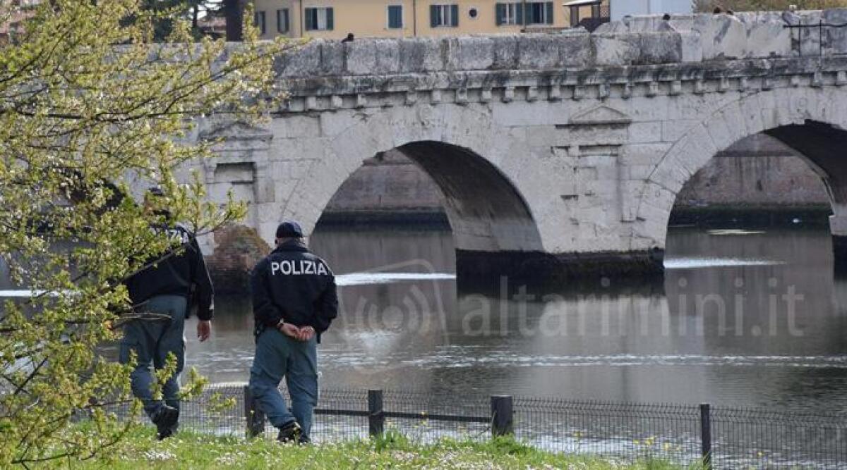 Tante famiglie nei parchi verdi di Rimini con il bel tempo, la Polizia aumenta i controlli - 