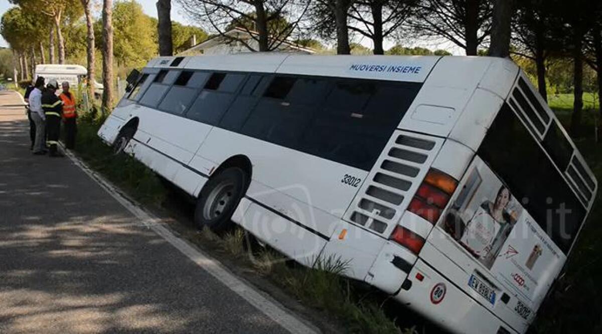 VIDEO: paura a Rimini, autobus di linea si ribalta in via Santa Cristina. Tragedia sfiorata -