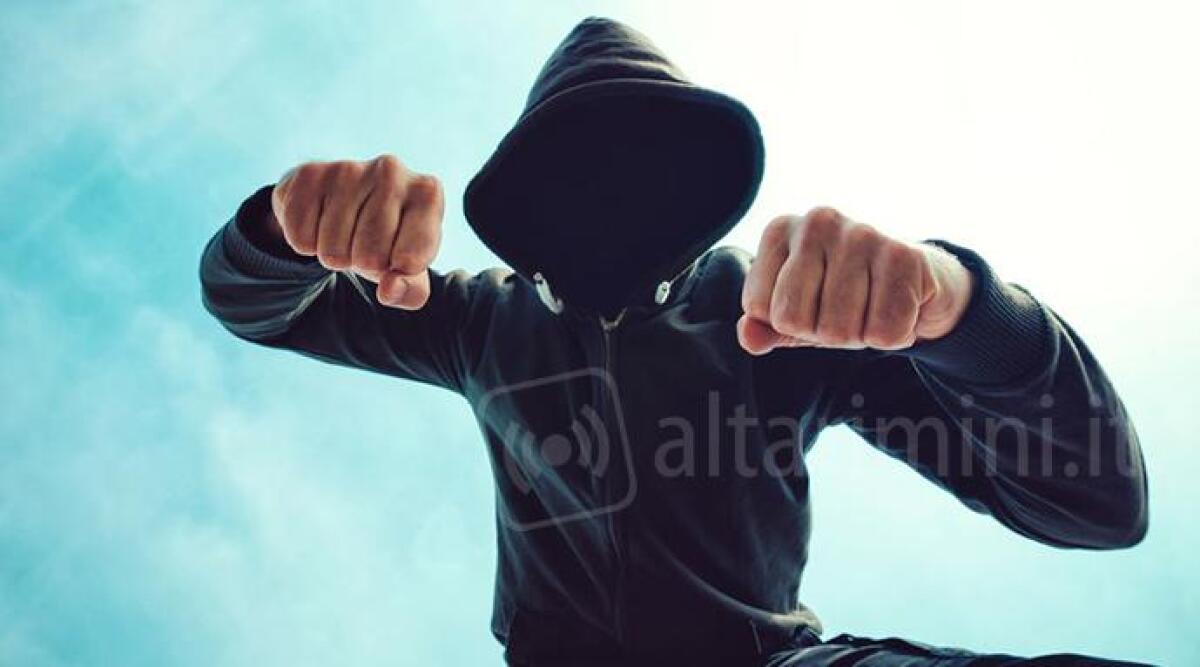 Pestato brutalmente nel parcheggio dai buttafuori, 23enne finisce in ospedale. Rischia un occhio - 