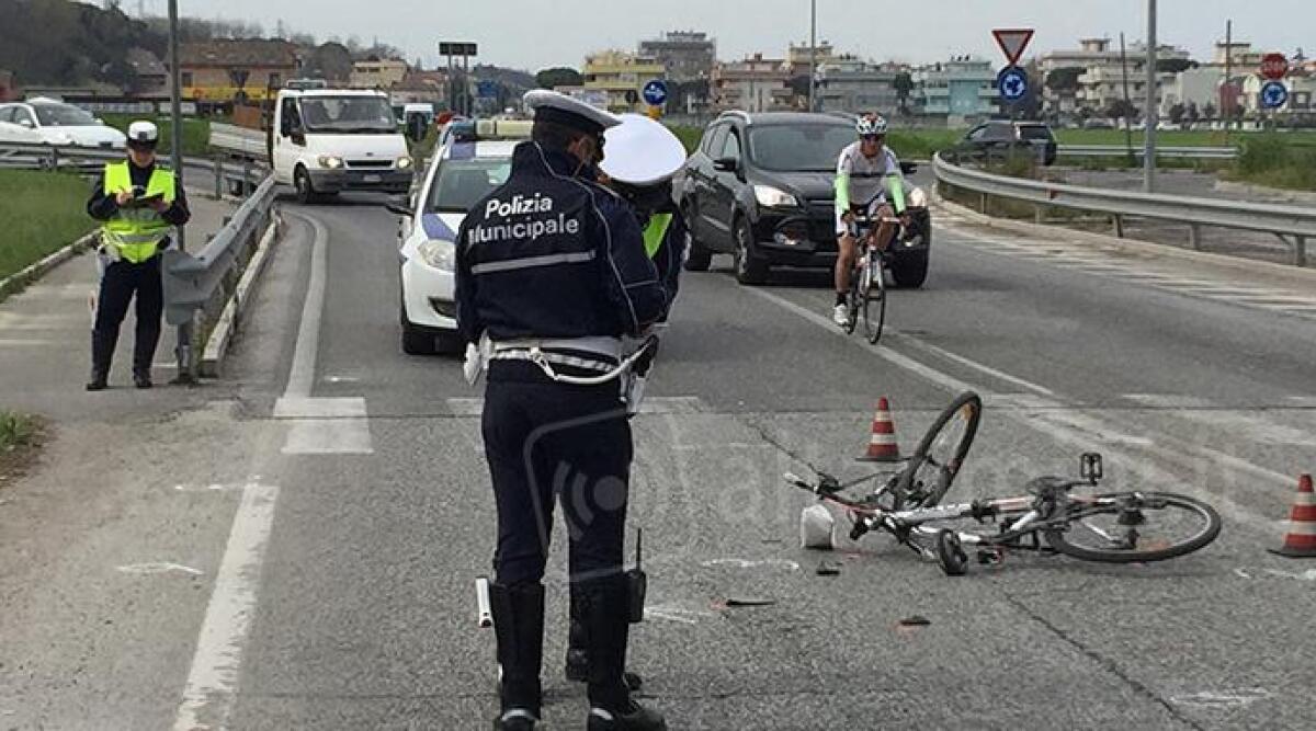 FOTO: ciclista investito sulla statale 16 a Misano Adriatico, ferito &egrave; stato trasportato in ospedale - 