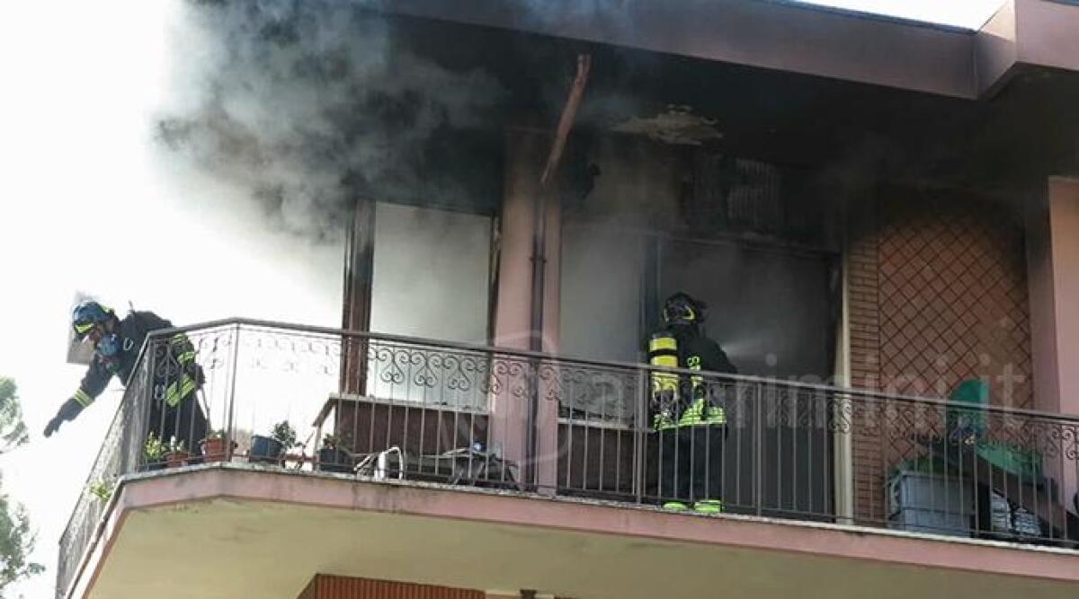 VIDEO: furioso incendio a Rimini, appartamento in fiamme. Gravemente ustionata una donna -