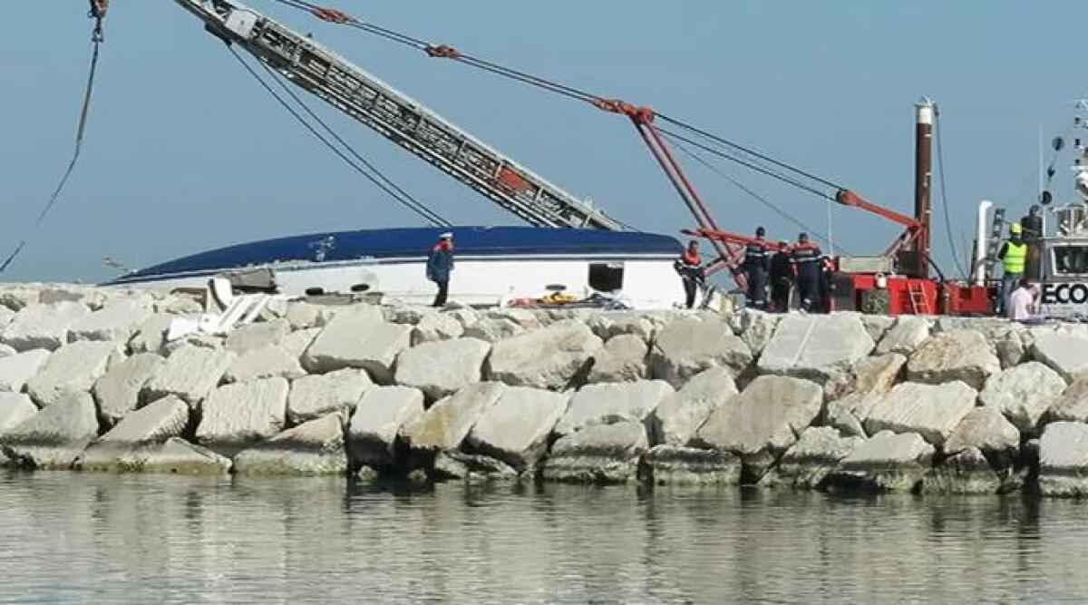 Naufragio sugli scogli del porto di Rimini, VIDEO dei lavori di rimozione della carcassa -