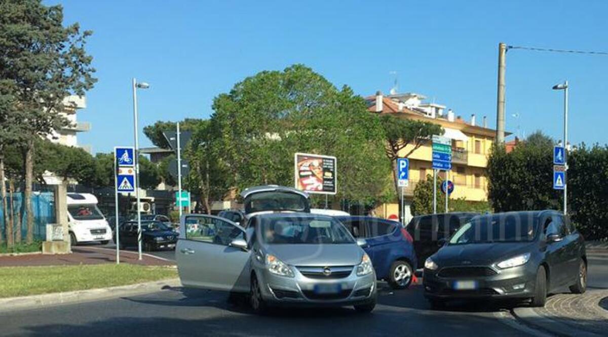 Incidente alla rotonda Nicoletti con via Marecchiese a Rimini, lunghe code e traffico in tilt - 