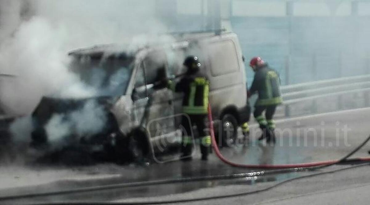 VIDEO: attimi di paura al casello dell'autostrada Rimini Nord, prende fuoco furgone Fiat Ducato -