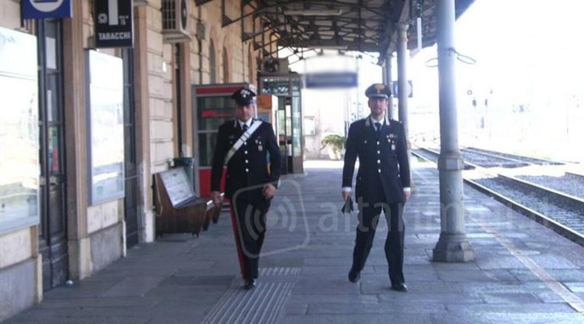 Rapinano telefono cellulare alla stazione, arrestati due ladri romeni a Cattolica - 