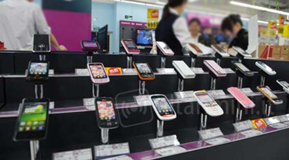 Sfondano gli espositori e puntano gli smartphone: furto all'Unieuro del Centro Commerciale le Befane - 