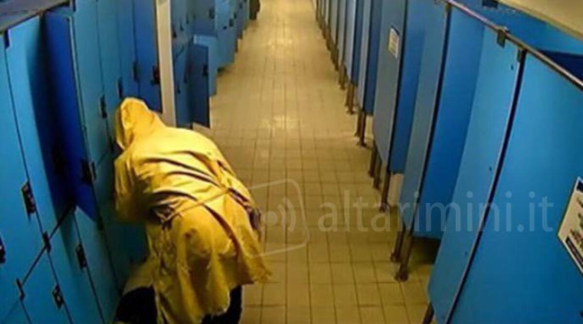 Rubava negli armadietti degli spogliatoi di piscine, scoperto grazie a video. Arrestato 36enne - 