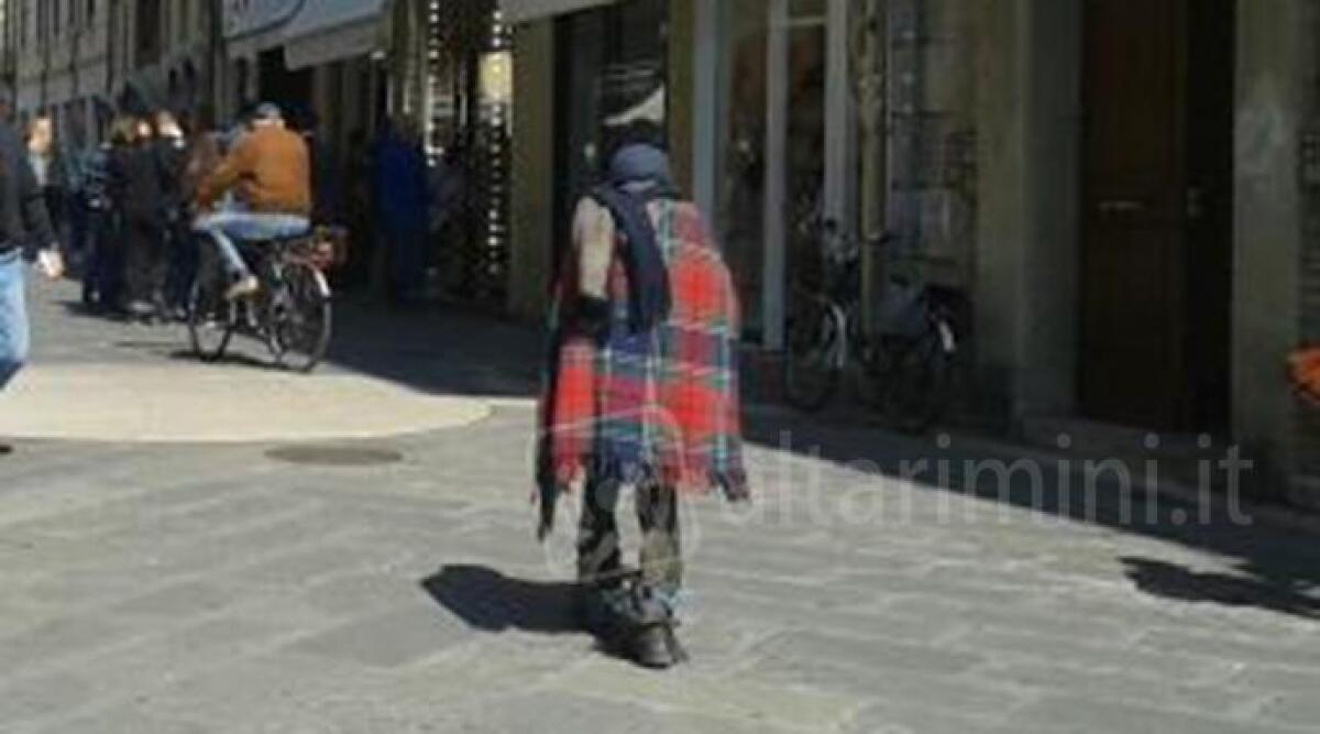 Il senzatetto pi&ugrave; famoso di Rimini. Vive con pochi stracci addosso nel centro storico, la Caritas: 'Non vuole aiuti' - 