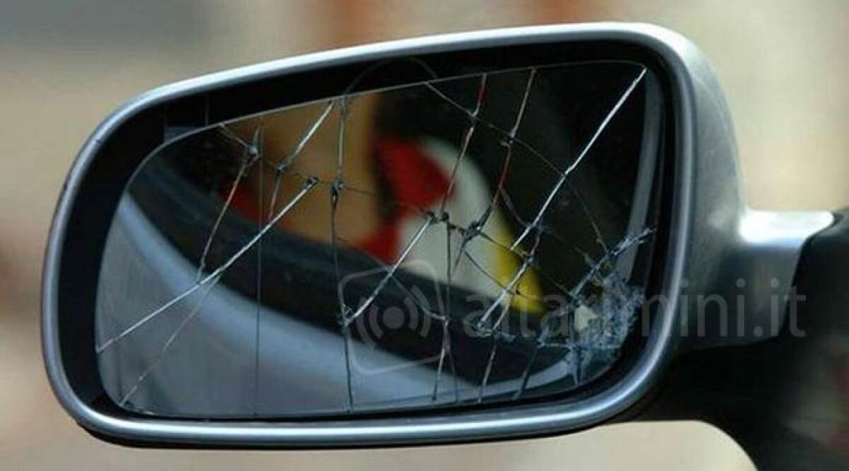 Truffa dello specchietto, attenti alla Fiat Punto: cittadino straniero chiede 100 euro, donna riminese non ci casca - 