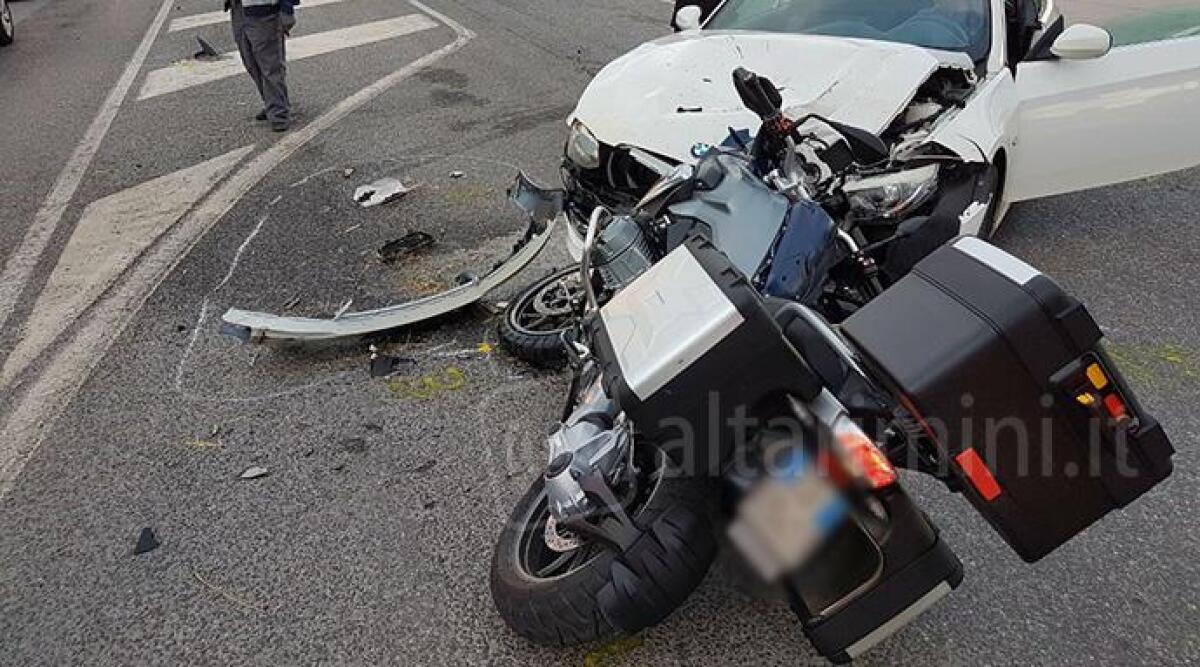 VIDEO: Misano Adriatico, pauroso incidente a Pasquetta tra un'auto e una moto. Due feriti, arriva l'elisoccorso - 