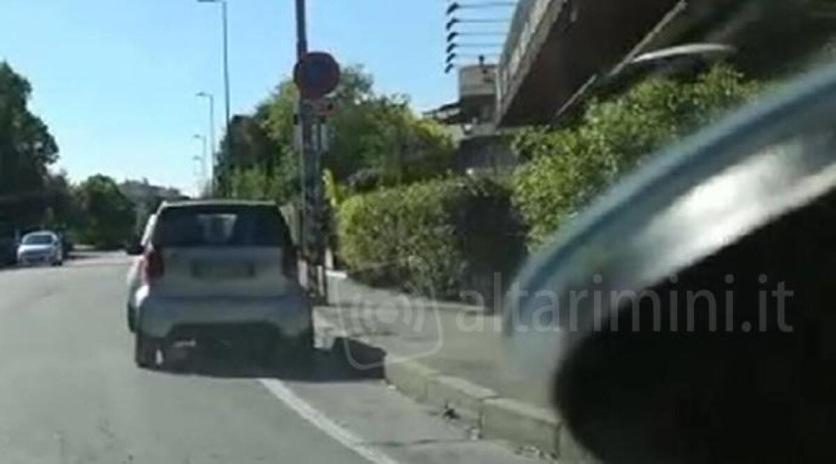 Rimini, parcheggi selvaggi via Bramante in curva: scena che si ripete ogni giorno, ma nessuno 'vede' -