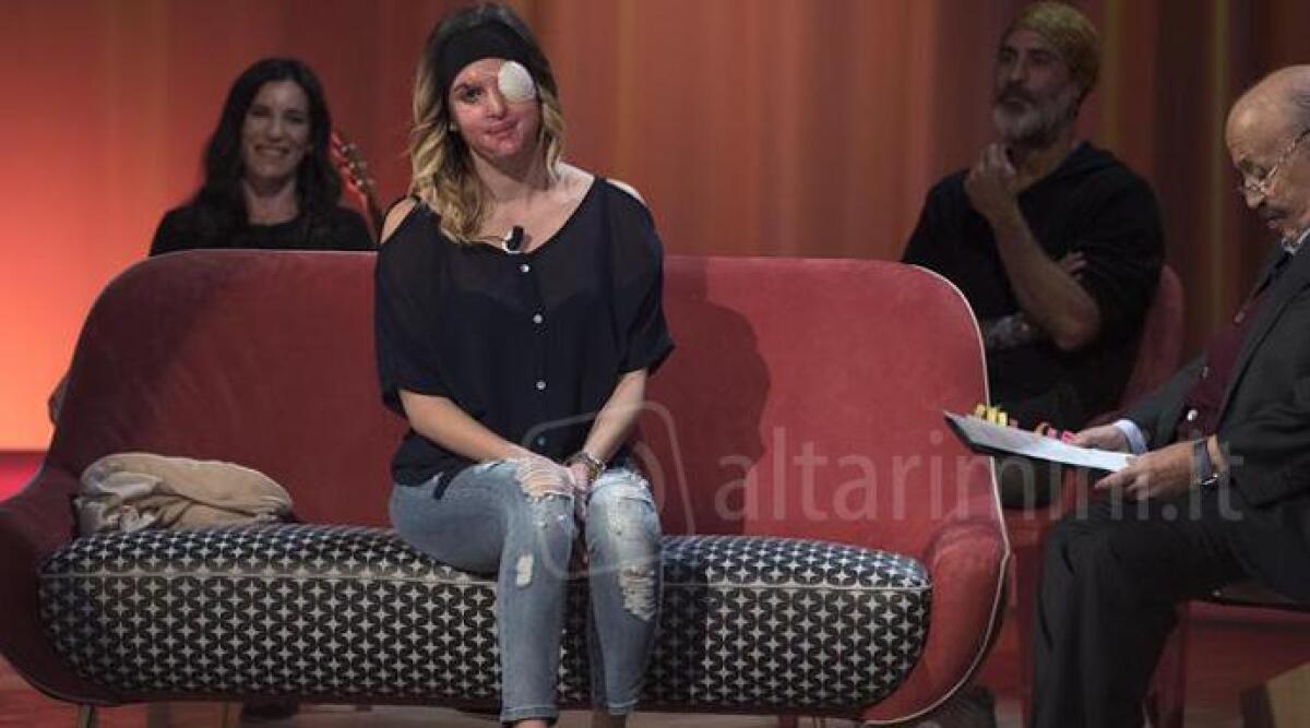 Gessica Notaro al Costanzo Show: dopo la prima denuncia, gip si oppose all'arresto di Tavares -