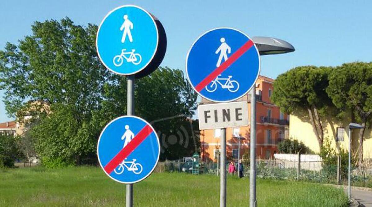 Cartelli pazzi a Marebello di Rimini, la segnaletica stradale che crea confusione - 