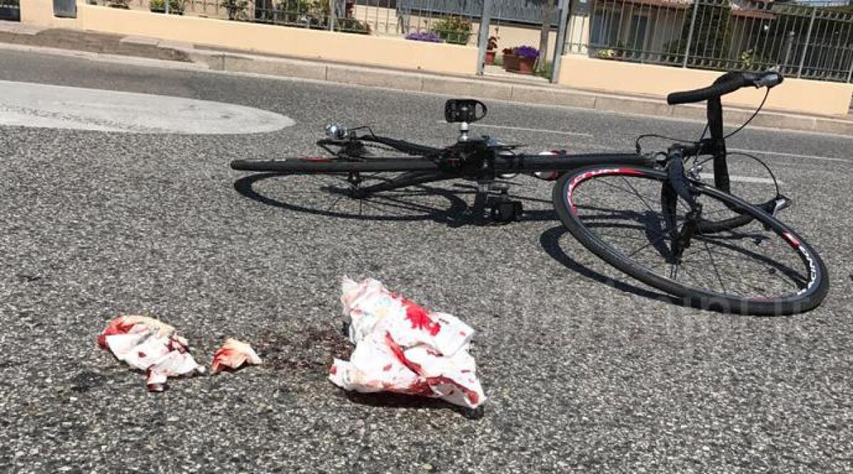 FOTO: Villa Verucchio, auto svolta a sinistra e travolge ciclista sulla Marecchiese. Grave 48enne di Rimini - 