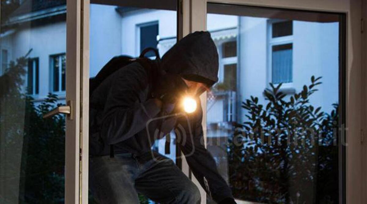 Novafeltria, ladri assaltano una abitazione durante l'ora di cena. Via macchina fotografica, orologi e foto della figlia - 