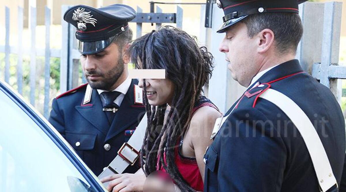 FOTO dell'arresto: aggrediscono titolare negozio per rubare un tablet. Arrestati, una ragazza a capo della Baby gang -