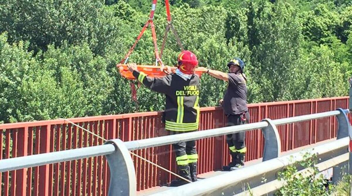 Choc in Valmarecchia, una donna di 61 anni si lancia dal ponte di Verucchio e muore - 