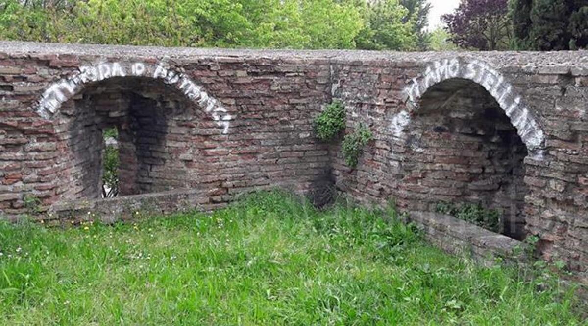 Imbrattate le storiche mura malatestiane di Rimini, caccia al vandalo che scrive ' Ti amo stellina' -