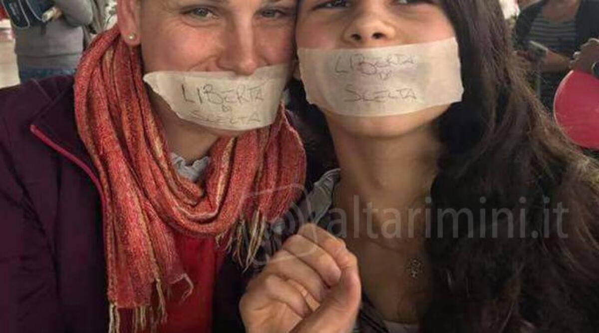 Rimini, "annullato convegno anti vaccino": sit-in di protesta al palas. Manifestanti con bocche incerottate - 