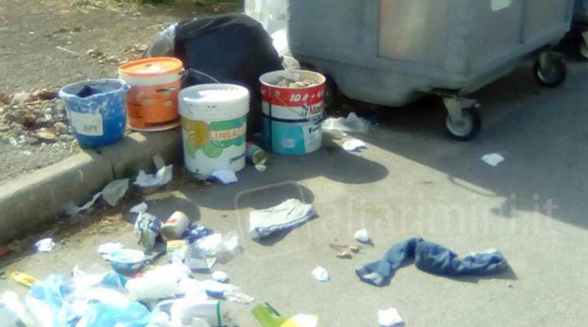 Via Simonini a Rimini: bidoni sempre pieni e anche vernici e prodotti inquinanti fuori dai cassonetti -