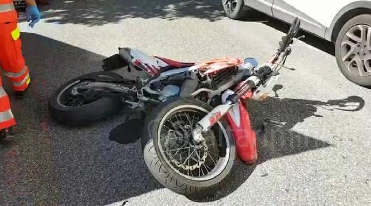 VIDEO: scontro auto moto in via Grotta Rossa, in ospedale il centauro e la conducente della vettura -