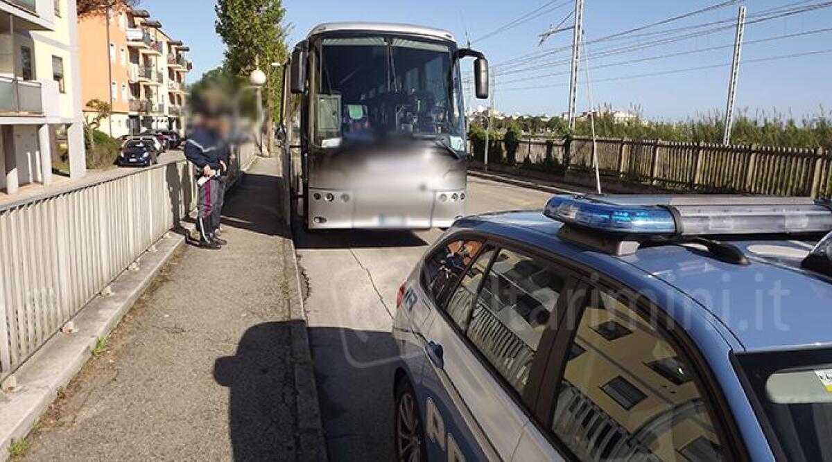 FOTO: autobus irregolare, bloccata la gita scolastica di una scuola elementare di Misano Adriatico - 