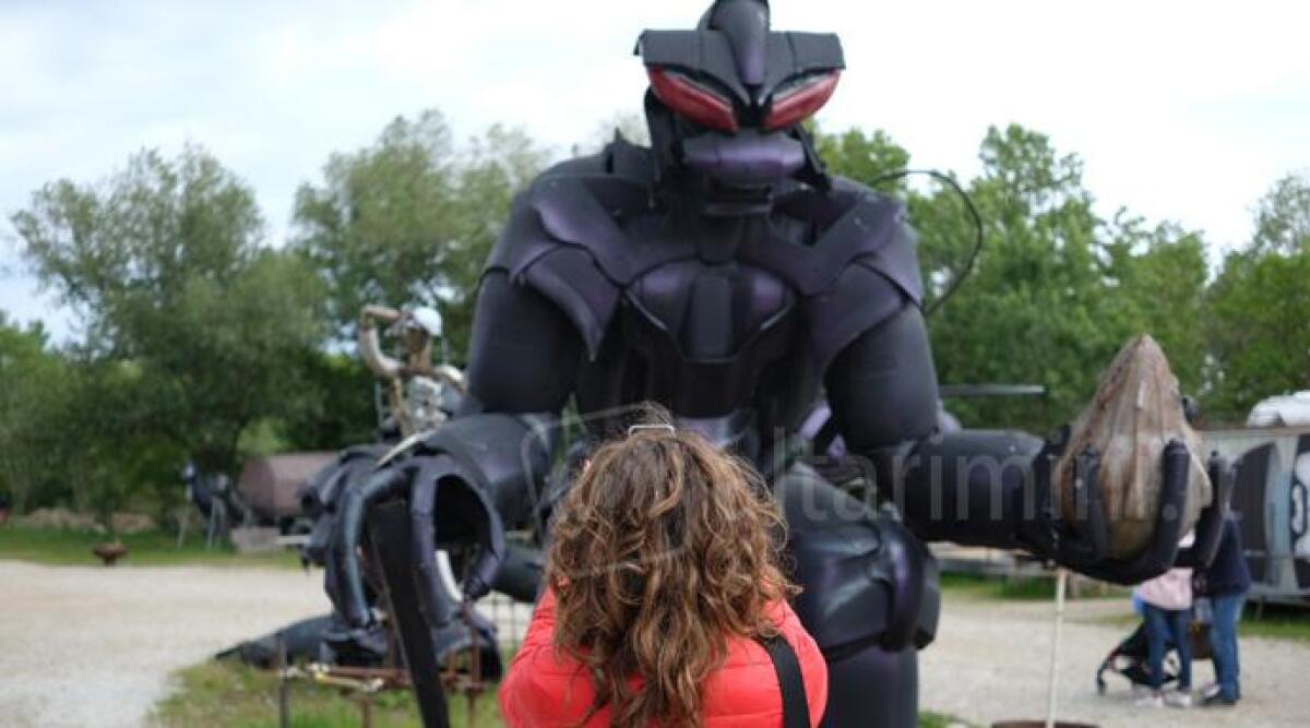 Patiti di Instagram a caccia di scatti suggestivi tra le splendide opere dei Mutoid a Santarcangelo -
