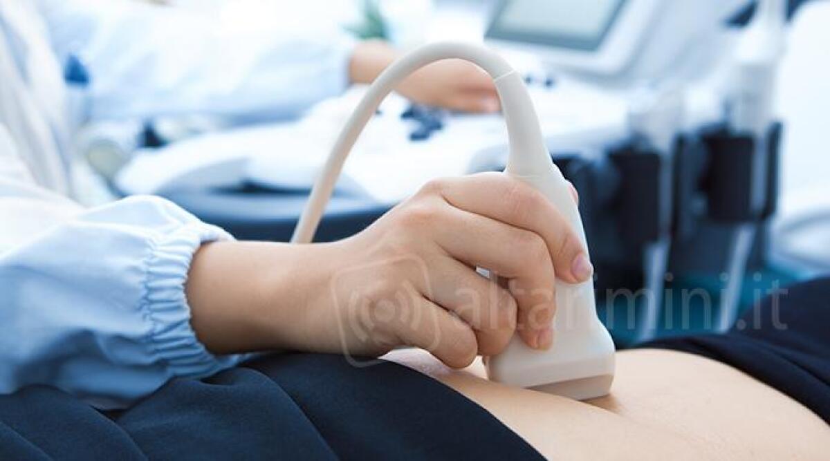 Mette incinta la figlia di 13 anni e la fa abortire, ginecologo di Rimini e un collega a processo -