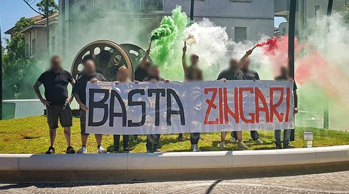 Blitz al corteo sinti, striscione 'Basta zingari'. Ottaviani: 'Trasferire i nomadi? S&igrave;, ai Casetti' - 