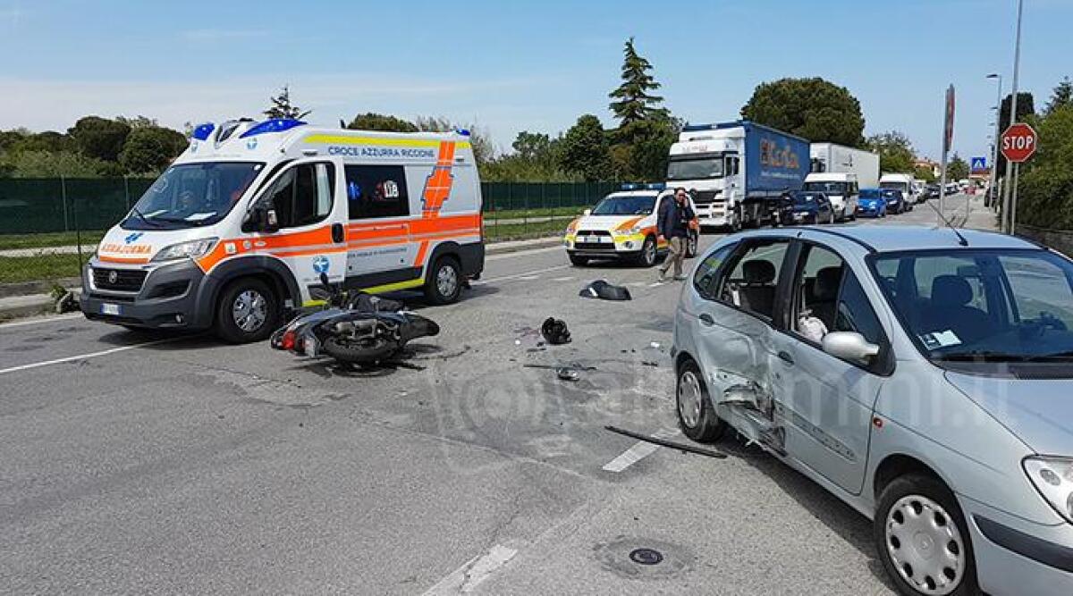 VIDEO: centra in scooter un'auto, grave anche una bambina coinvolta nell'incidente al Villaggio Primo Maggio -
