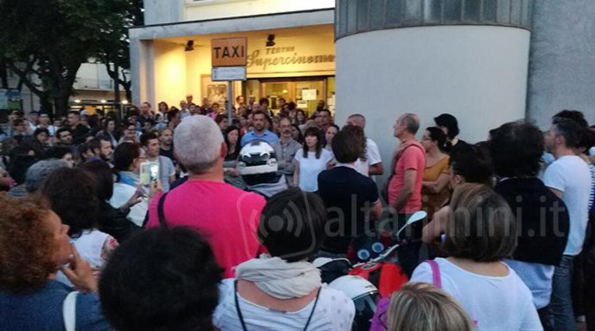 Folla per l'incontro sui vaccini. Arrivano migliaia di genitori, in centinaia restano fuori del Supercinema -