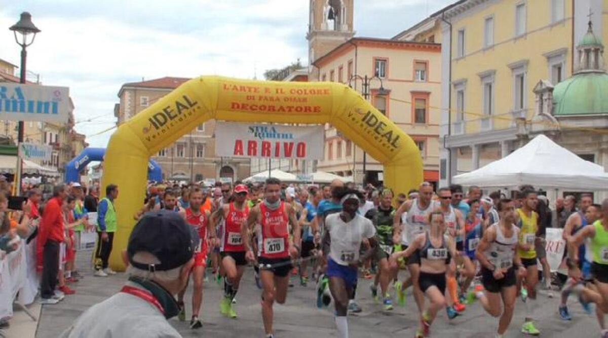 VIDEO: StraRimini 2017, migliaia in festa per le vie della città. Nella 21 km trionfa ancora Benhamdane -
