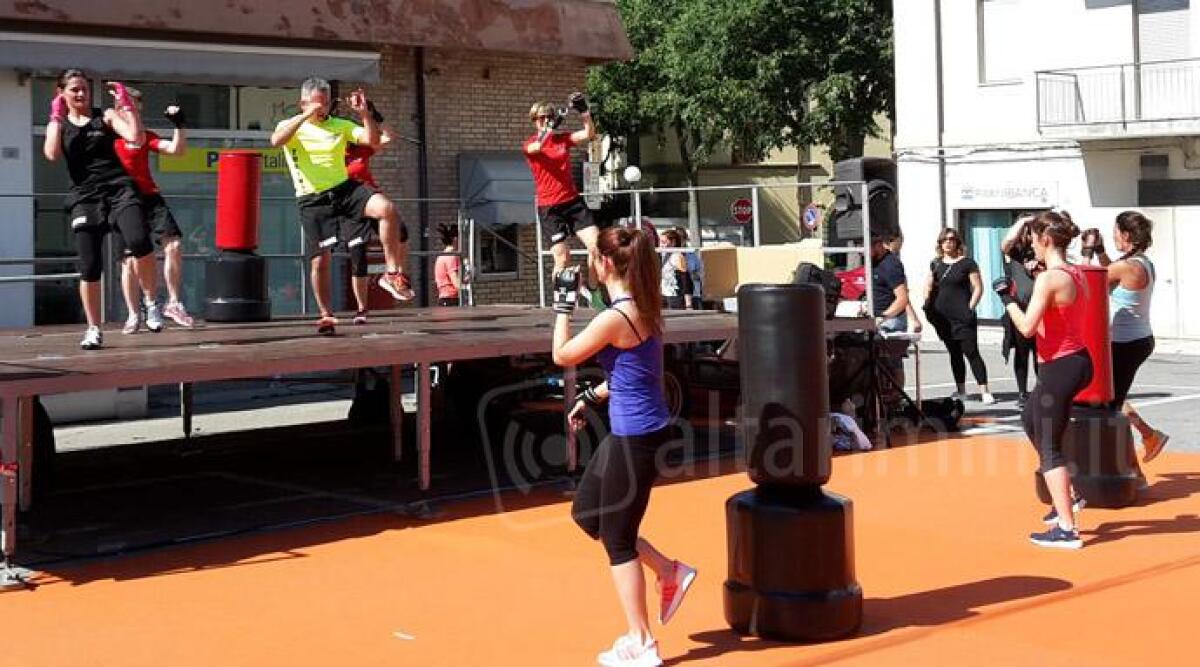 Novafeltria, tutti in piazza alla scoperta della Fitboxe: arti marziali e aerobica a ritmo di musica - 